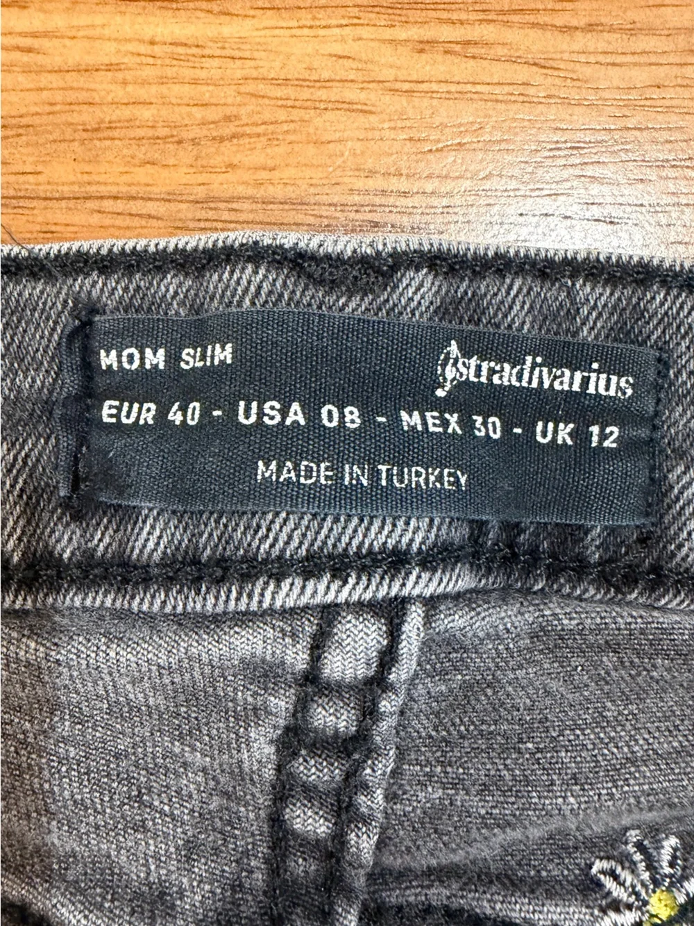 stradivarius Vintage Black ’Mom Slim’ Jeans w/ Daisy Embroidery Size 8
